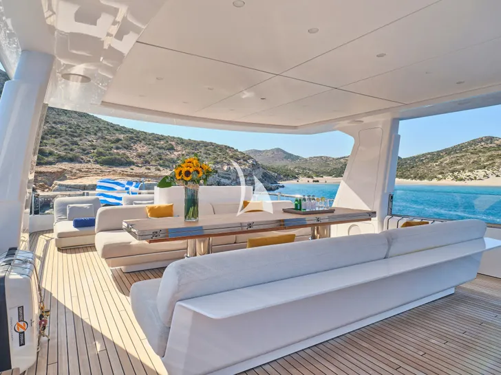 VOLO MARE Azimut Grande Trideck 38m - sundeck dining area VOLO MARE Azimut Grande Trideck 38m - sundeck dining area