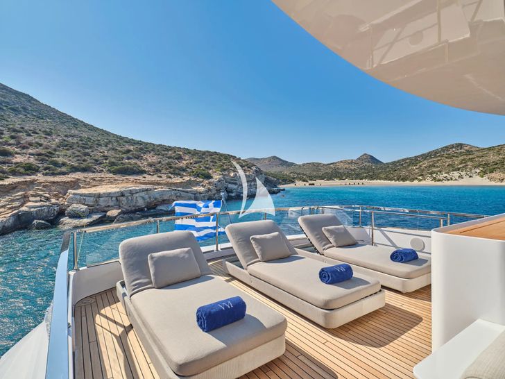 VOLO MARE Azimut Grande Trideck 38m - sundeck sun beds VOLO MARE Azimut Grande Trideck 38m - sundeck sun beds