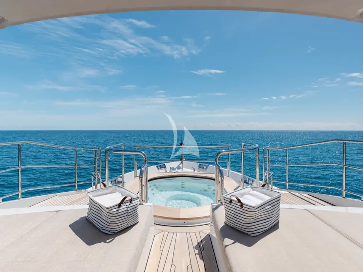WABASH Benetti Classic Supreme 132 - foredeck jacuzzi WABASH Benetti Classic Supreme 132 - foredeck jacuzzi