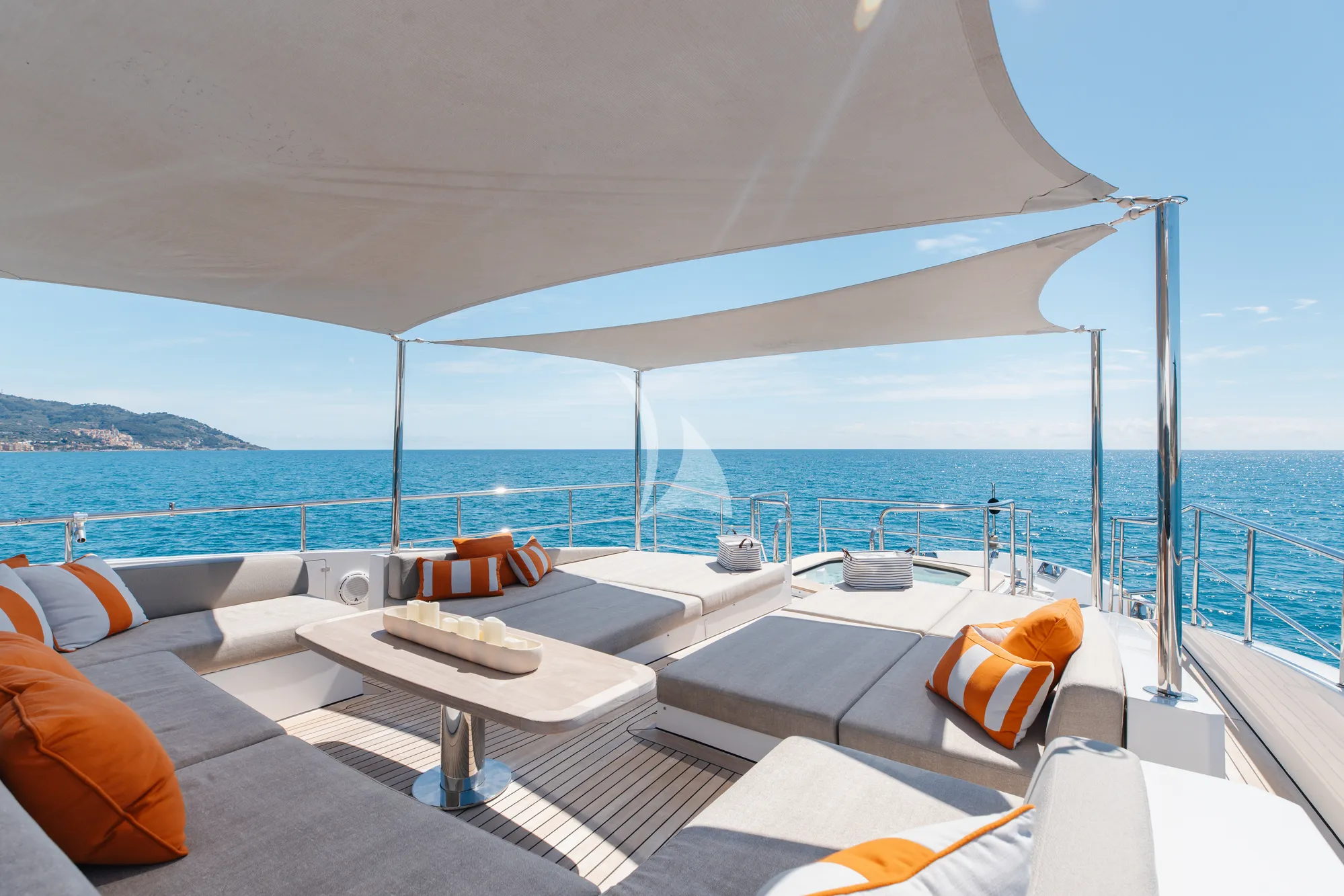 WABASH Benetti Classic Supreme 132 - foredeck lounge