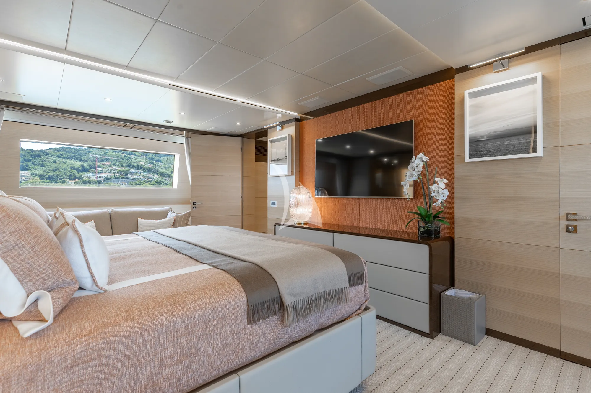 WABASH Benetti Classic Supreme 132 - master cabin bed and TV