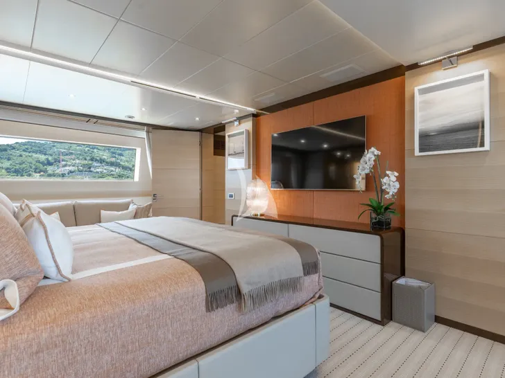 WABASH Benetti Classic Supreme 132 - master cabin bed and TV WABASH Benetti Classic Supreme 132 - master cabin bed and TV