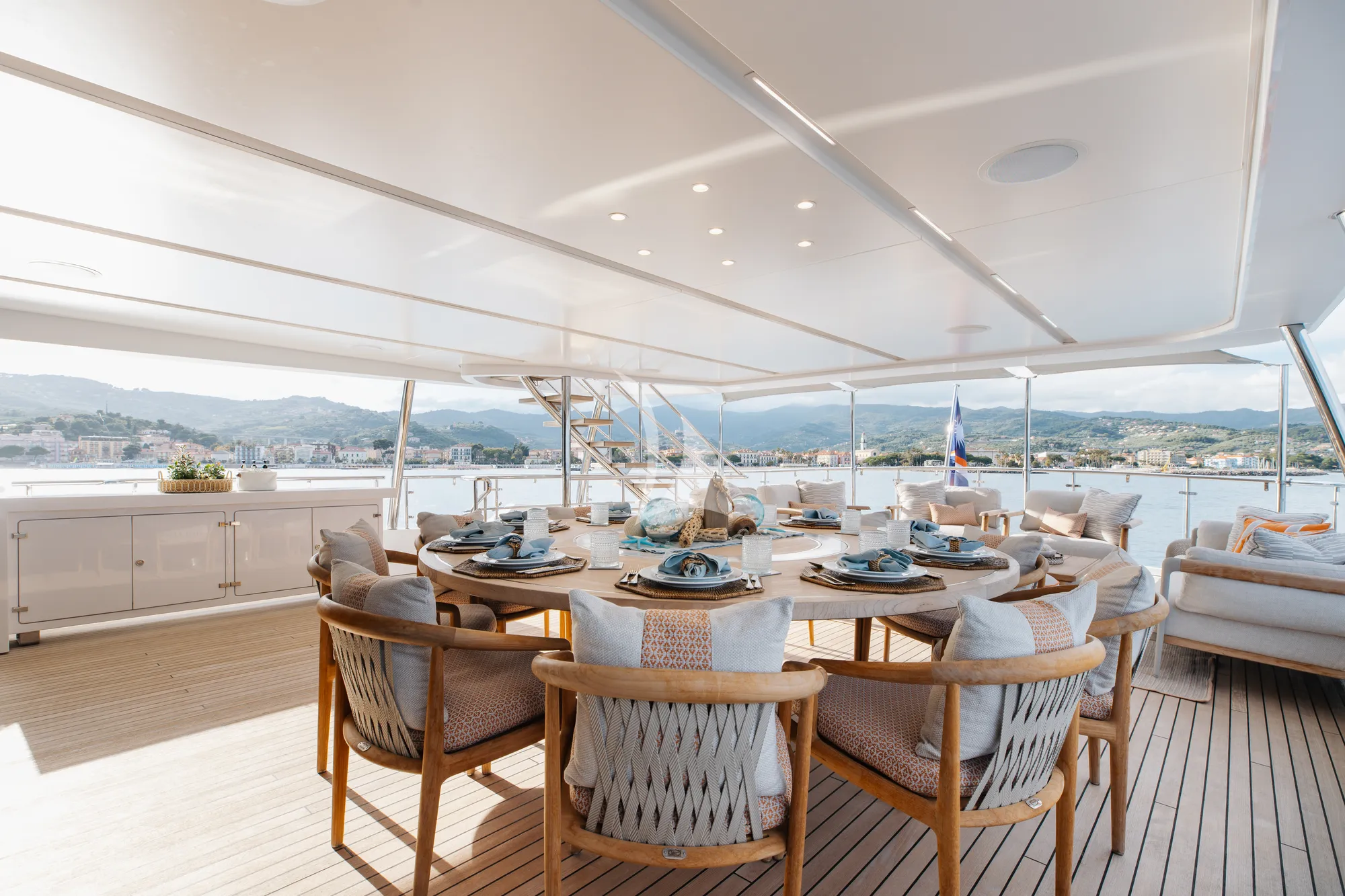 WABASH Benetti Classic Supreme 132 - sky deck alfresco dining area