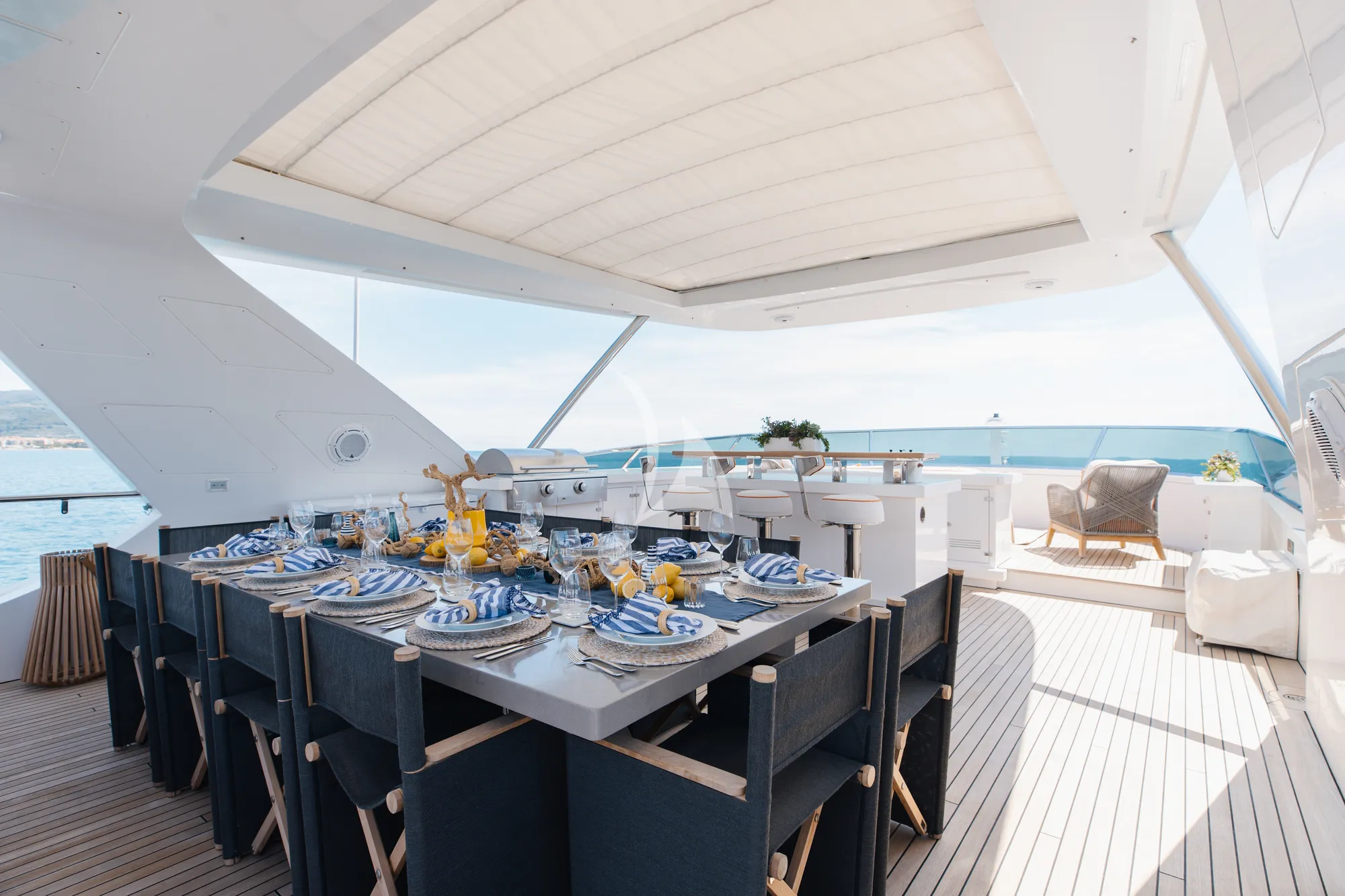 WABASH Benetti Classic Supreme 132 - sundeck alfresco dining area