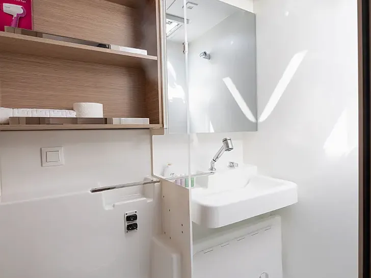 WANDERER Lagoon 43 - cabin 1 bathroom WANDERER Lagoon 43 - cabin 1 bathroom