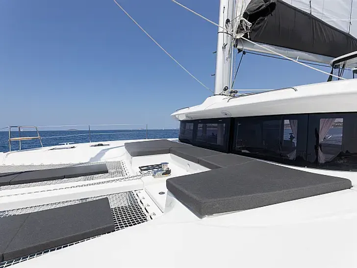 WANDERER Lagoon 43 - foredeck lounge and sunbathing area WANDERER Lagoon 43 - foredeck lounge and sunbathing area