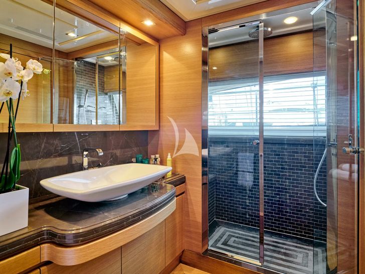 WATCH ME Ferretti Master Ensuite WATCH ME Ferretti Master Ensuite