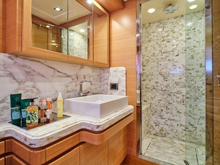 WATCH ME Ferretti Custom Line 30m - VIP cabin 1 bathroom WATCH ME Ferretti Custom Line 30m - VIP cabin 1 bathroom