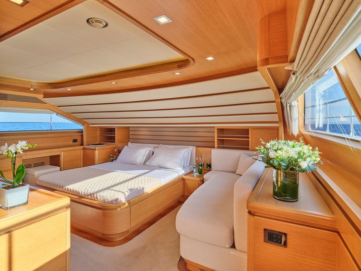 WATCH ME Ferretti Custom Line 30m - master cabin WATCH ME Ferretti Custom Line 30m - master cabin