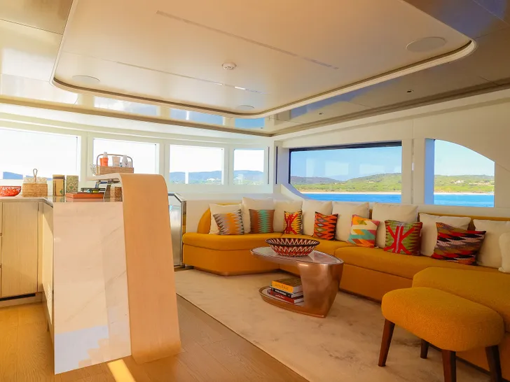 WATERMACHINE Gulf Craft Majesty 100 - galley and seating area WATERMACHINE Gulf Craft Majesty 100 - galley and seating area