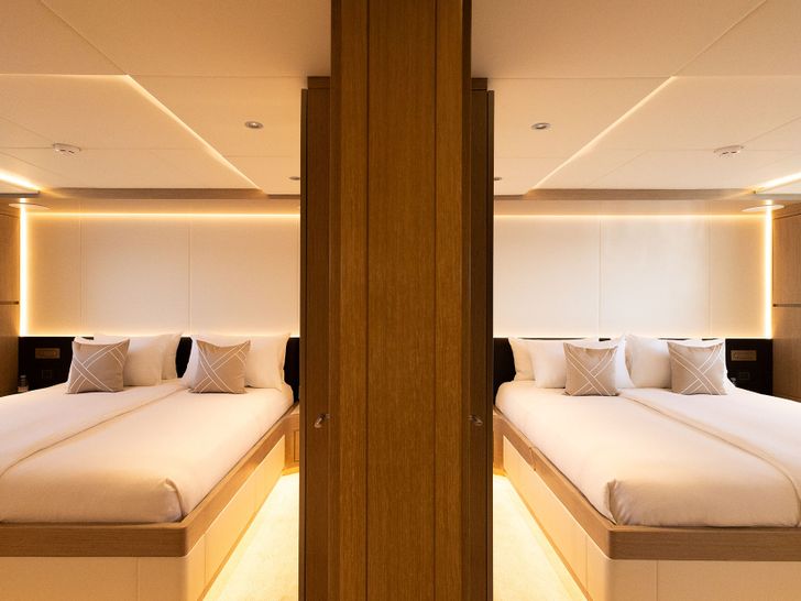 WATERMACHINE Gulf Craft Majesty 100 - convertible cabin WATERMACHINE Gulf Craft Majesty 100 - convertible cabin