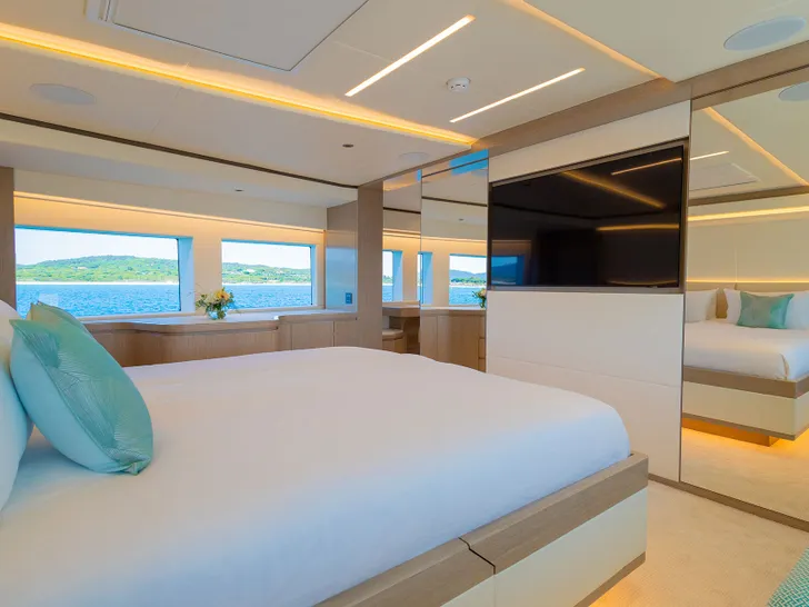 WATERMACHINE Gulf Craft Majesty 100 - master cabin bed WATERMACHINE Gulf Craft Majesty 100 - master cabin bed