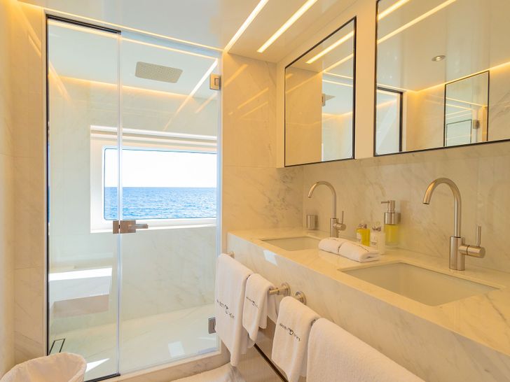 WATERMACHINE Gulf Craft Majesty 100 - vanity unit and shower WATERMACHINE Gulf Craft Majesty 100 - vanity unit and shower