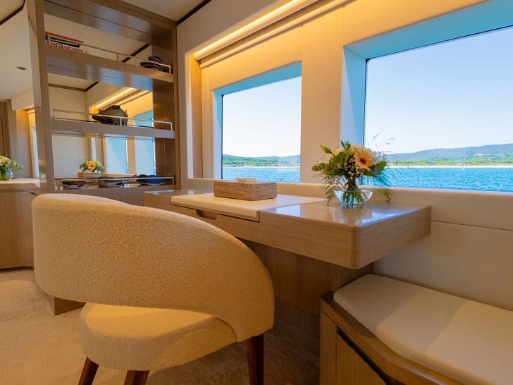 WATERMACHINE Gulf Craft Majesty 100 - working area WATERMACHINE Gulf Craft Majesty 100 - working area