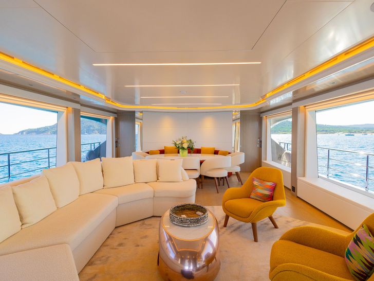 WATERMACHINE Gulf Craft Majesty 100 - main saloon WATERMACHINE Gulf Craft Majesty 100 - main saloon