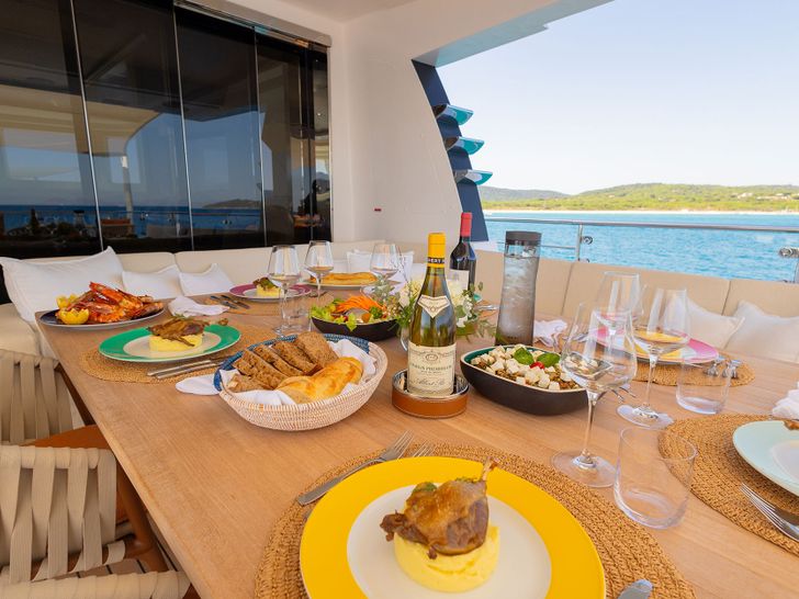 WATERMACHINE Gulf Craft Majesty 100 - aft deck dining set up WATERMACHINE Gulf Craft Majesty 100 - aft deck dining set up