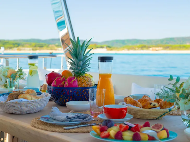 WATERMACHINE Gulf Craft Majesty 100 - aft deck feast WATERMACHINE Gulf Craft Majesty 100 - aft deck feast