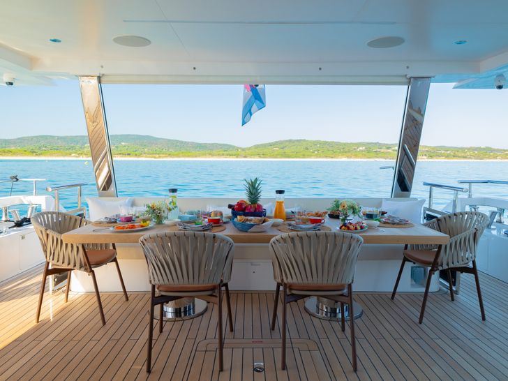 WATERMACHINE Gulf Craft Majesty 100 - aft deck alfresco dining area WATERMACHINE Gulf Craft Majesty 100 - aft deck alfresco dining area