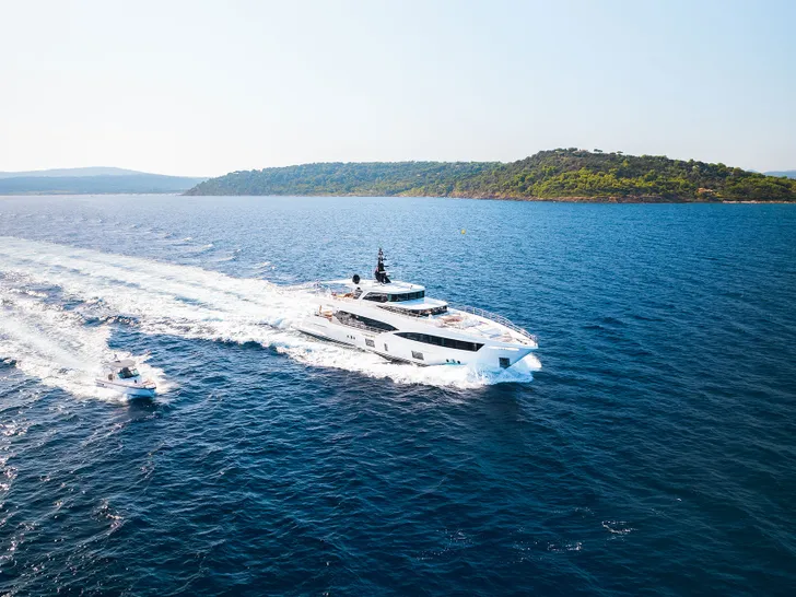 WATERMACHINE Gulf Craft Majesty 100 - aerial shot WATERMACHINE Gulf Craft Majesty 100 - aerial shot