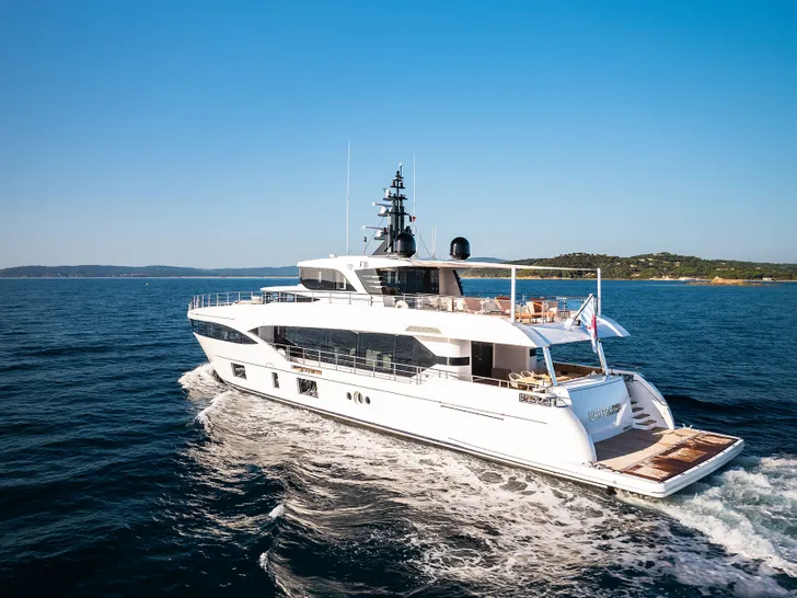 WATERMACHINE Gulf Craft Majesty 100 - stern view cruising WATERMACHINE Gulf Craft Majesty 100 - stern view cruising