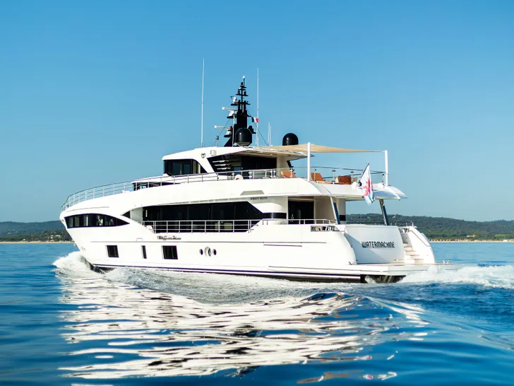 WATERMACHINE Gulf Craft Majesty 100 - side profile WATERMACHINE Gulf Craft Majesty 100 - side profile