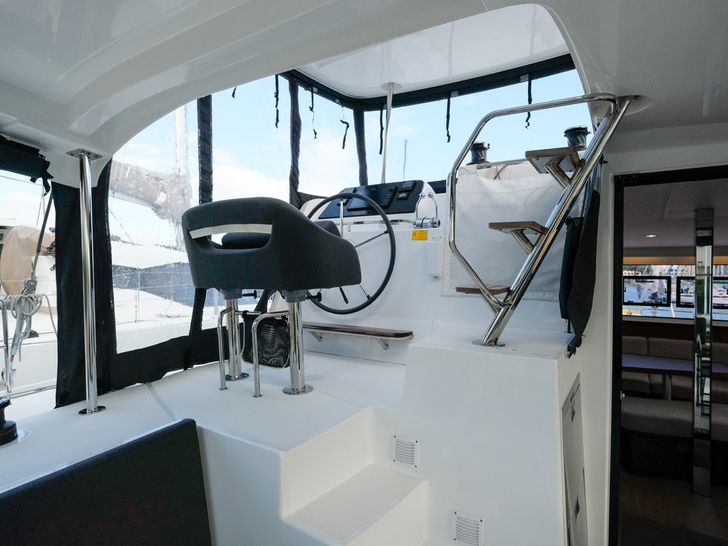 WHITE CHADAL Lagoon 42 - flybridge helm WHITE CHADAL Lagoon 42 - flybridge helm
