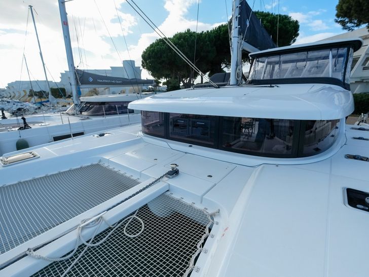 WHITE CHADAL Lagoon 42 - foredeck WHITE CHADAL Lagoon 42 - foredeck