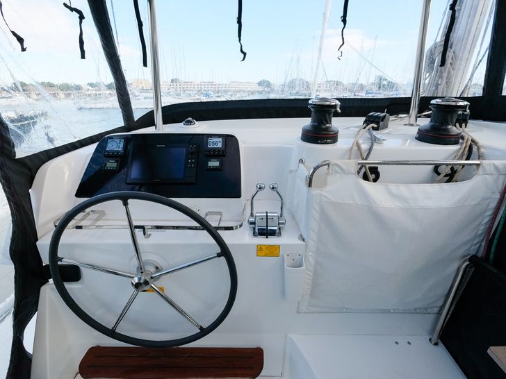 WHITE CHADAL Lagoon 42 - helm WHITE CHADAL Lagoon 42 - helm