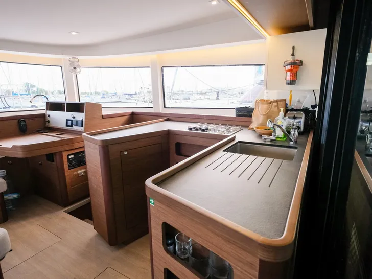 WHITE CHADAL Lagoon 42 - mini galley WHITE CHADAL Lagoon 42 - mini galley