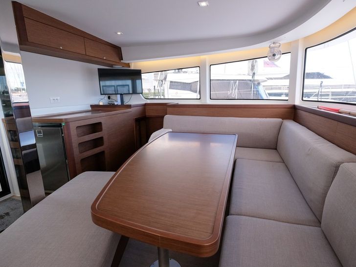 WHITE CHADAL Lagoon 42 - saloon dining area and table WHITE CHADAL Lagoon 42 - saloon dining area and table