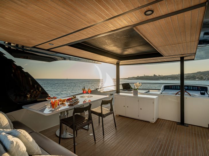 WHITEHAVEN Canados 25 - flybridge dining and helm WHITEHAVEN Canados 25 - flybridge dining and helm