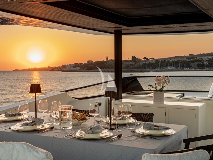 WHITEHAVEN Canados 25 - flybridge dining set up WHITEHAVEN Canados 25 - flybridge dining set up