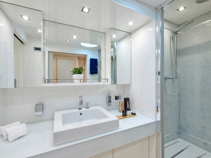 WHITE KNIGHT Maiora 40m - VIP cabin 1 bathroom WHITE KNIGHT Maiora 40m - VIP cabin 1 bathroom