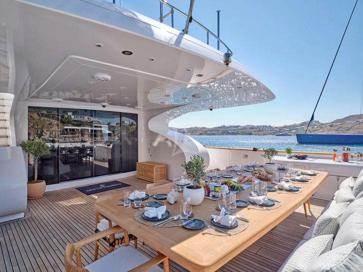 WHITE KNIGHT Maiora 40m - aft deck WHITE KNIGHT Maiora 40m - aft deck