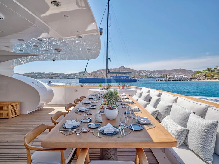 WHITE KNIGHT Maiora 40m - alfresco formal dining WHITE KNIGHT Maiora 40m - alfresco formal dining