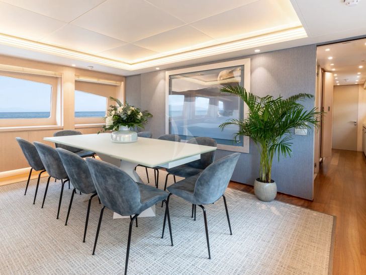 WHITE KNIGHT Maiora 40m - main dining area WHITE KNIGHT Maiora 40m - main dining area