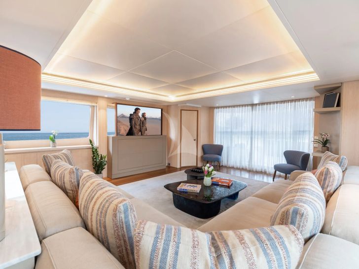 WHITE KNIGHT Maiora 40m - saloon seating and TV WHITE KNIGHT Maiora 40m - saloon seating and TV