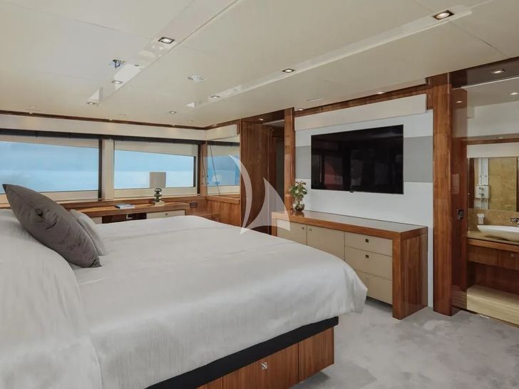 WICKED PLAY Sunseeker 115 Sport Yacht - master cabin bed and TV WICKED PLAY Sunseeker 115 Sport Yacht - master cabin bed and TV