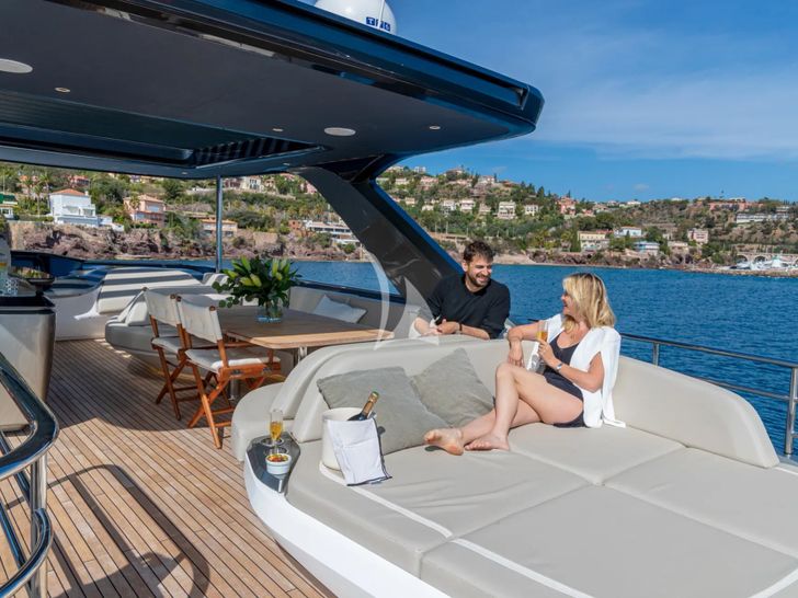 WILJIM V Princess Y72 - flybridge bronzing area WILJIM V Princess Y72 - flybridge bronzing area