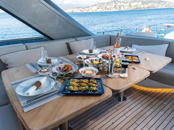 WILJIM V Princess Y72 - flybridge dining area WILJIM V Princess Y72 - flybridge dining area