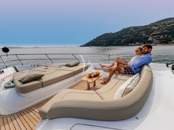WILJIM V Princess Y72 - foredeck lounging and bronzing area WILJIM V Princess Y72 - foredeck lounging and bronzing area
