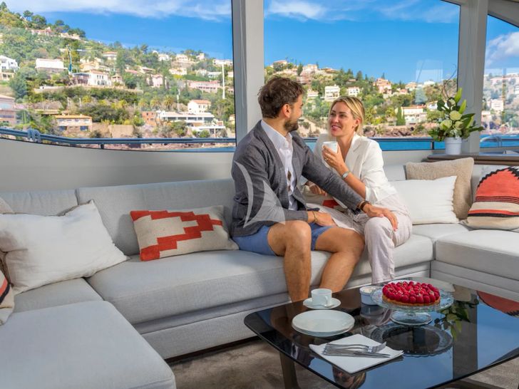 WILJIM V Princess Y72 - guests in the saloon WILJIM V Princess Y72 - guests in the saloon