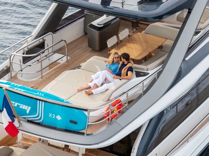 WILJIM V Princess Y72 - guests on the flybridge bronzing area WILJIM V Princess Y72 - guests on the flybridge bronzing area