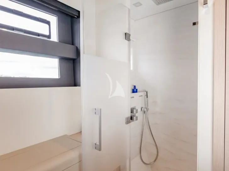 WINDKIND Fountaine Pajot Thira 80 - VIP cabin 2 bathroom WINDKIND Fountaine Pajot Thira 80 - VIP cabin 2 bathroom