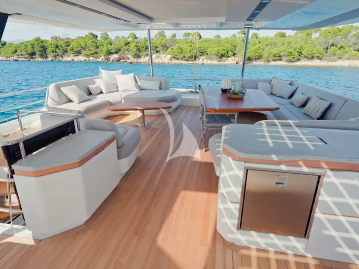 WINDKIND Fountaine Pajot Thira 80 - flybridge WINDKIND Fountaine Pajot Thira 80 - flybridge