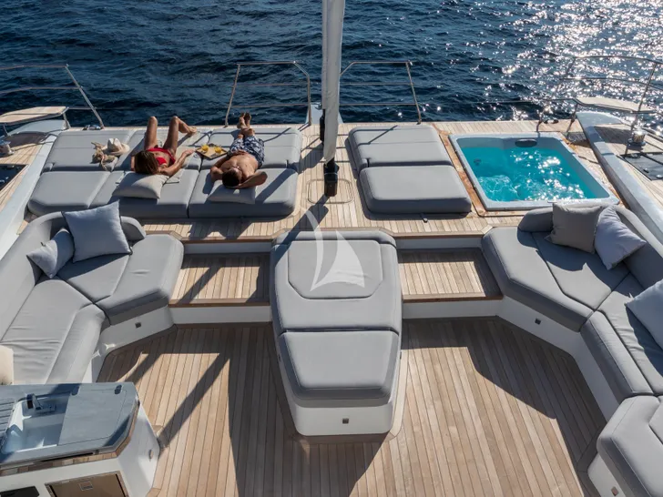 WINDKIND Fountaine Pajot Thira 80 - foredeck lounge,sunbathing area,and jacuzzi WINDKIND Fountaine Pajot Thira 80 - foredeck lounge,sunbathing area,and jacuzzi