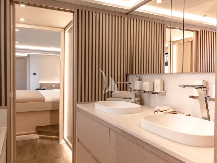 WINDKIND Fountaine Pajot Thira 80 - master cabin bathroom WINDKIND Fountaine Pajot Thira 80 - master cabin bathroom