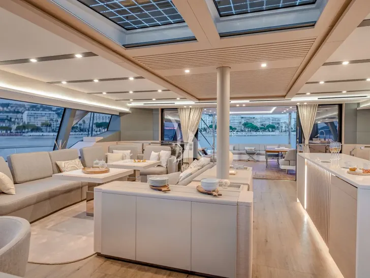 WINDKIND Fountaine Pajot Thira 80 - saloon lounge WINDKIND Fountaine Pajot Thira 80 - saloon lounge