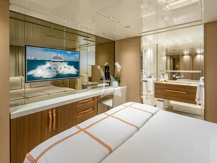 WOMBAT Sanlorenzo SL106 - VIP cabin 1 bed and TV WOMBAT Sanlorenzo SL106 - VIP cabin 1 bed and TV