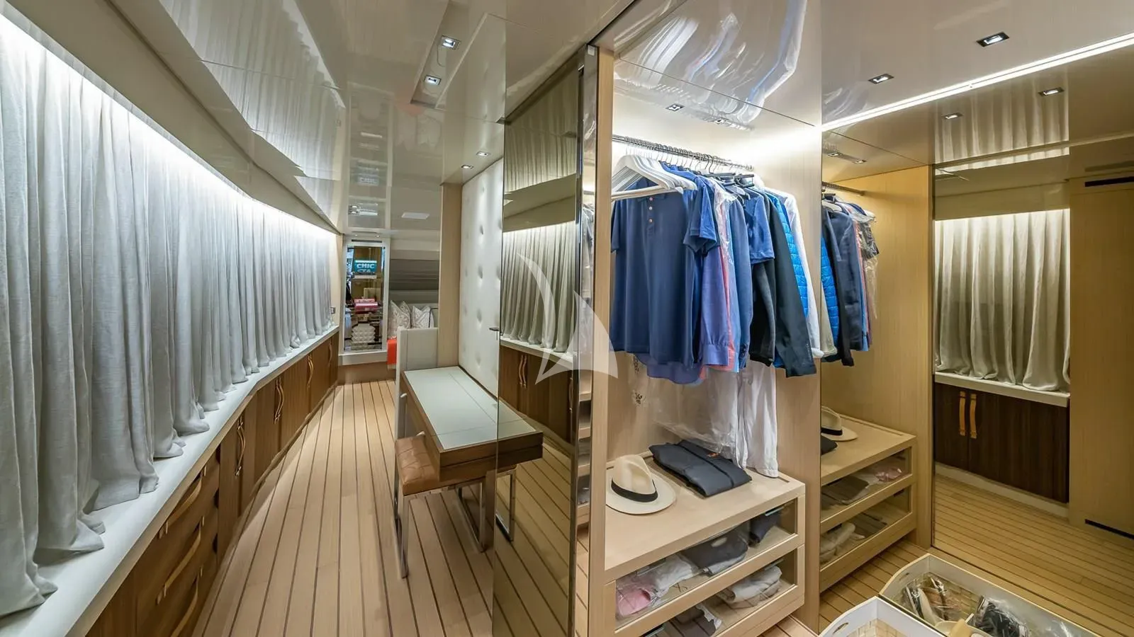 WOMBAT Sanlorenzo SL106 - master cabin closet